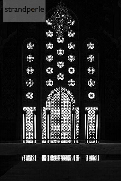 Lichteinfall in der Dunkelheit  Innentür und Fenster  Arabeske  Ornamente in der Hassan-II. -Moschee  Gegenlicht mit Spiegelung  Architektur  Innenaufnahme  Schwarzweißaufnahme  Casablanca  Marokko  Afrika