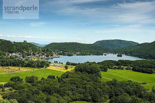 Chambon-See und Schloss Murol  Regionaler Naturpark der Vulkane der Auvergne  Departement Puy de Dome  Auvergne Rhone Alpes  Frankreich  Europa