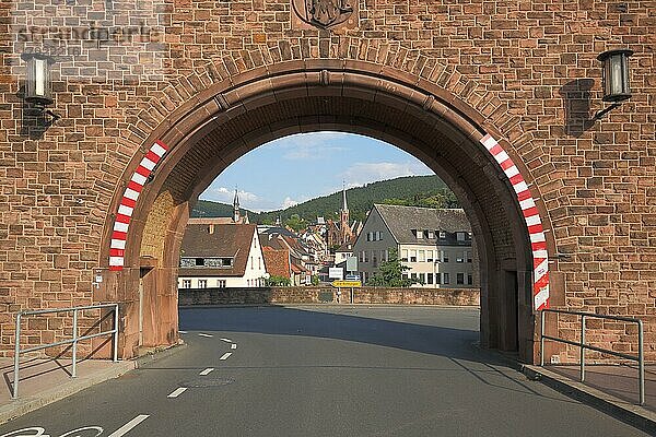 Blick durch Torbogen vom Brückenturm erbaut ca. 1900 als Wahrzeichen und Stadttor auf Miltenberg  Main  Unterfranken  Franken  Spessart  Bayern  Deutschland  Europa