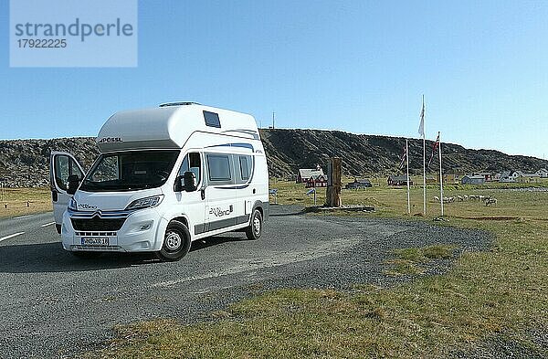 Wohnmobil und Rentierherde (Rangifer tarandus) in der Tundra vor Hamningberg an der Barentssee mit Gedenkstein an den Seefahrer Colin Archer  Nordpolarmeer  Varangerhalvoya  Nordnorwegen  Norwegen  Skandinavien  Europa