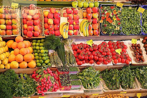 Obst  Gemüse  Früchte  Marktstand und Präsentation von Lebensmittel  Tomaten  Orangen  Äpfel  Salat  in der Kleinmarkthalle  Altstadt  Main  Frankfurt  Hessen  Deutschland  Europa