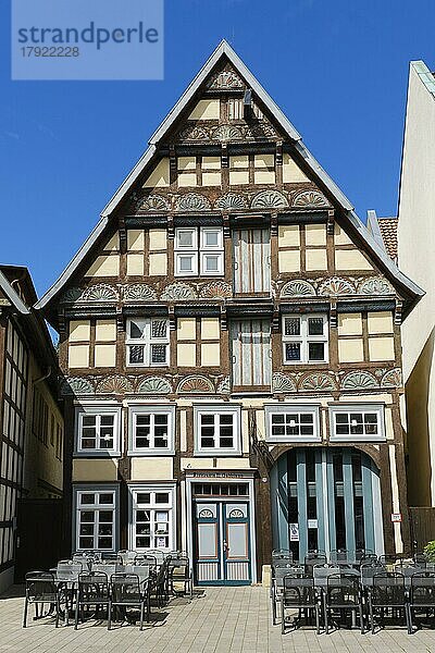 Fachwerkhaus mit Verzierungen in der Altstadt  Bad Salzuflen  Ostwestfalen-Lippe  Nordrhein-Westfalen  Deutschland  Europa