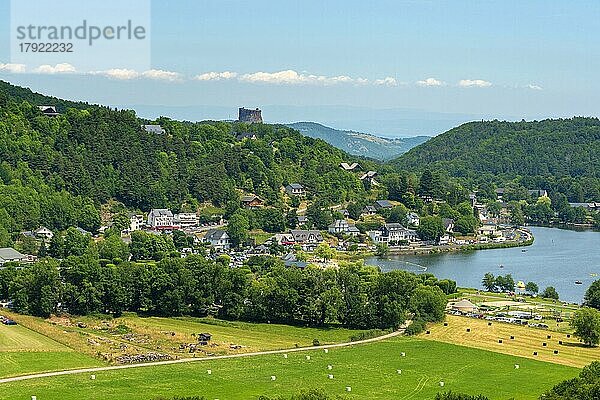 Chambon-See und Schloss Murol  Regionaler Naturpark der Vulkane der Auvergne  Departement Puy de Dome  Auvergne Rhone Alpes  Frankreich  Europa