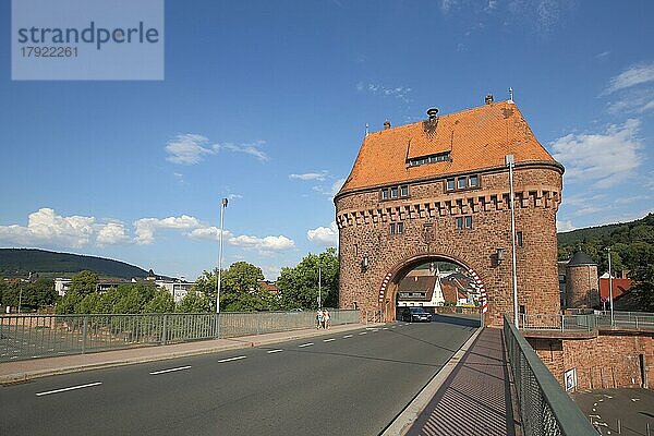 Brückenturm erbaut ca. 1900 als Wahrzeichen und Stadttor von Miltenberg  Main  Unterfranken  Franken  Spessart  Bayern  Deutschland  Europa
