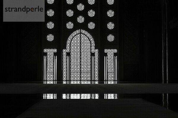 Lichteinfall in der Dunkelheit  Innentür und Fenster  Arabeske  Ornamente in der Hassan-II. -Moschee  Gegenlicht mit Spiegelung  Architektur  Innenaufnahme  Schwarzweißaufnahme  Casablanca  Marokko  Afrika