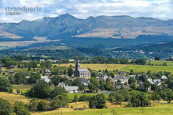 Saint Genes Champespe  Dorf am Fuße des Sancy-Massivs  Regionaler Naturpark der Vulkane der Auvergne  Departement Puy de Dome  Auvergne  Frankreich  Europa