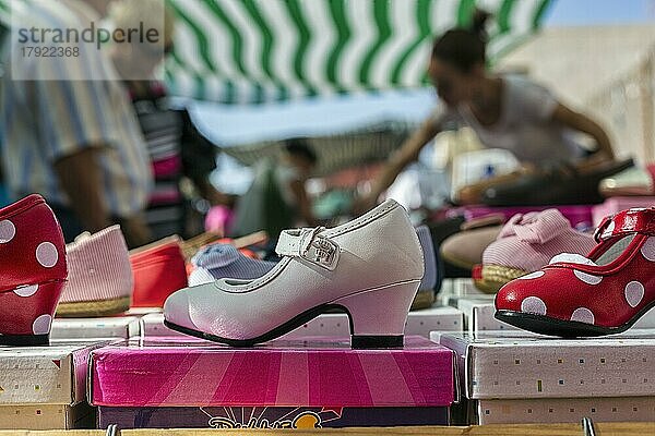 Flamenco Schuhe  typischer Markstand  Wochenmarkt in Villaricos  Cuevas del Almanzora  Almeria  Andalusien  Spanien  Europa