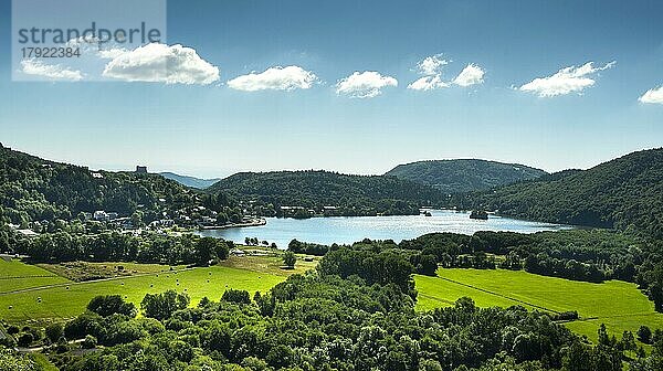 Chambon-See und Schloss Murol  Regionaler Naturpark der Vulkane der Auvergne  Departement Puy de Dome  Auvergne Rhone Alpes  Frankreich  Europa