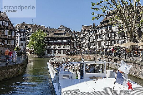 Ausflugsboot auf der Ill  La Petite-France  UNESCO-Weltkulturerbe  Gerberviertel  Straßburg  Département Bas-Rhin  Elsass  Frankreich  Europa