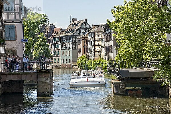 Ausflugsboot auf der Ill  Drehbrücke Pont de Faisan  La Petite-France  Gerberviertel  UNESCO-Weltkulturerbe  Straßburg  Département Bas-Rhin  Elsass  Frankreich  Europa