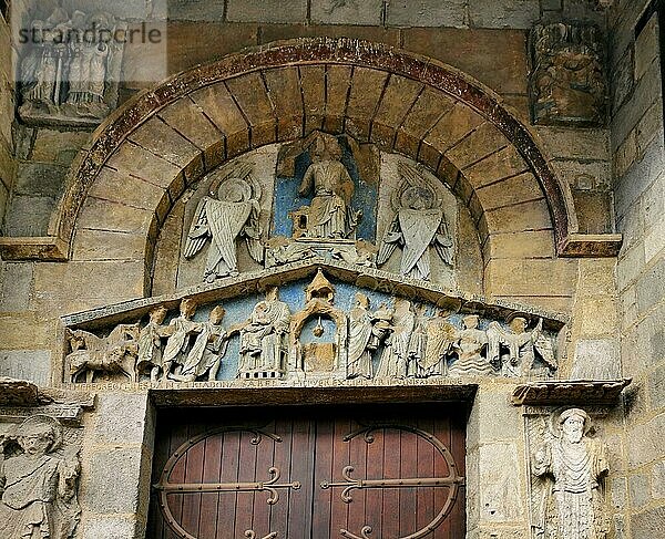 Clermont Ferrand. Tympanon der romanischen Kirche Notre Dame du Port. Departement Puy de Dome. Auvergne Rhône-Alpes. Frankreich