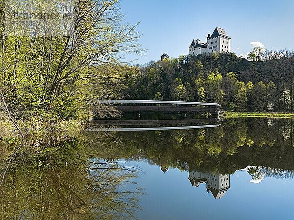 Überdachte Holzbrücke und Schloss Burgk spiegeln sich im Fluss Saale im Frühling  Burgk  Thüringen  Deutschland  Europa