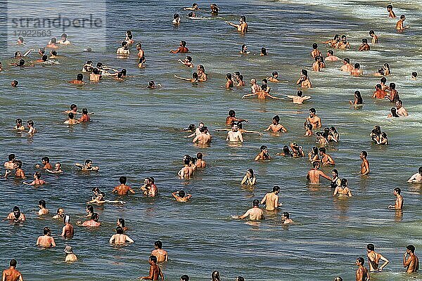 Blick von oben auf Menschenmenge am Strand  Touristen schwimmen im Meer  genießen Abkühlung  Spaß  Grand Plage im Sommer  Biarritz  baskische Küste  Aquitanien  Département Pyrénées-Atlantiques  Nouvelle-Aquitaine  Frankreich  Europa