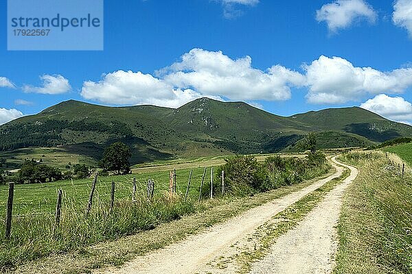 Monts Dore  Parc Naturel Regional des Volcans dAuvergne  Regionaler Naturpark der Vulkane der Auvergne  Puy de Dome  Auvergne-Rhone-Alpes  Frankreich  Europa