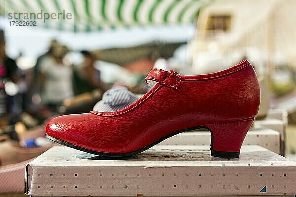 Einzelner roter Flamenco Schuh  typischer Markstand  Wochenmarkt in Villaricos  Cuevas del Almanzora  Almeria  Andalusien  Spanien  Europa