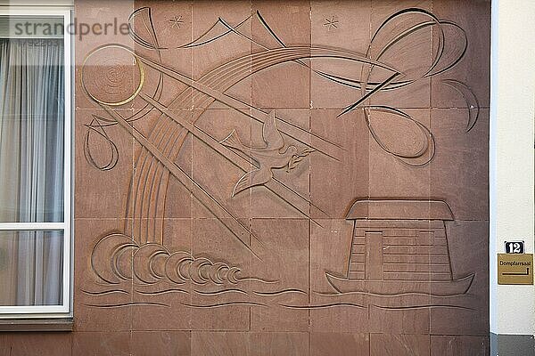 Relief aus Sandstein am Domplatz  rot  biblisch  Gleichnis  Arche  Noah  Friedenstaube in der Altstadt  Main  Frankfurt  Hessen  Deutschland  Europa