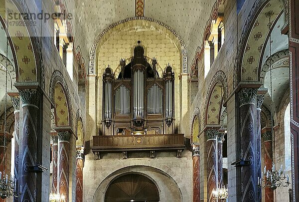 Orgelempore der Kirche Saint Austremoine  Issoire. Departement Puy de Dome. Auvergne-Rhone-Alpes  Frankreich  Europa