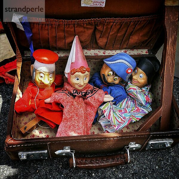 Die berühmten Marionetten von Lyon in einem Koffer  Theatre de Guignol  Frankreich  Europa