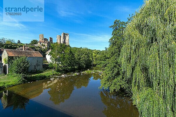 Herisson bezeichnete die kleine Stadt mit Charakter. Blick auf das Schloss der Ducs de Bourbon und den Fluss Aumance. Departement Allier. Auvergne Rhône-Alpes. Frankreich