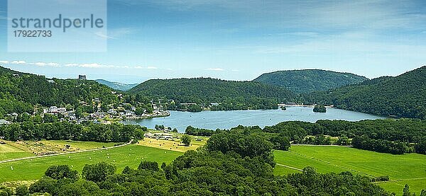 Chambon-See und Schloss Murol  Regionaler Naturpark der Vulkane der Auvergne  Departement Puy de Dome  Auvergne Rhone Alpes  Frankreich  Europa