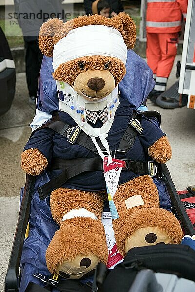 Verletzter Teddybär mit Vollversorgung sitzt auf einer Rettungsliege  Polizei  Tag der offenen Tür  Berlin  Deutschland  Europa