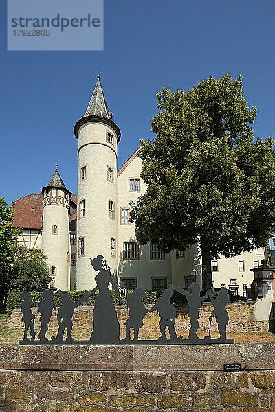 Figuren zum Märchen Schneewittchen und die sieben Zwerge vor dem spätgotischen Schloss erbaut ca. 1340 in Lohr am Main  Unterfranken  Franken  Spessart  Bayern  Deutschland  Europa