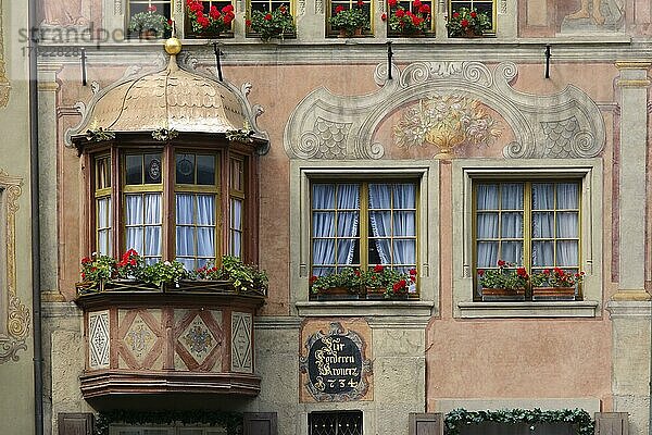 Erker an bemalter Fassade  Historisches Haus am Rathausplatz  Altstadt  Stein am Rhein  Kanton Schaffhausen  Schweiz  Europa
