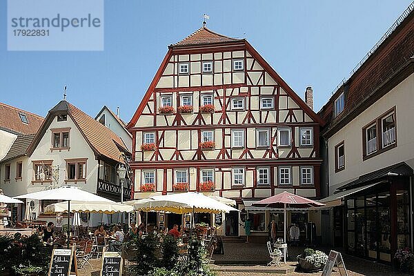 Fachwerkhaus mit Straßenlokal am Marktplatz  Lohr am Main  Unterfranken  Franken  Spessart  Bayern  Deutschland  Europa