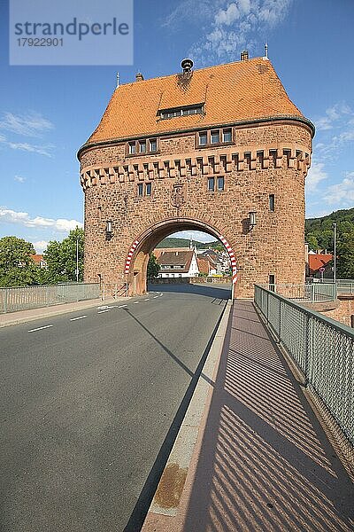 Brückenturm erbaut ca. 1900 als Wahrzeichen und Stadttor von Miltenberg  Main  Unterfranken  Franken  Spessart  Bayern  Deutschland  Europa