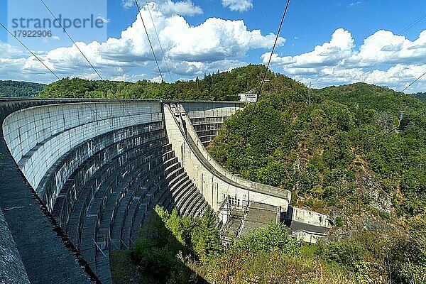 Bort-les-Orgues. Staudamm  der das Wasser der Dordogne zurückhält. Wasserkraftwerk  ausgestellt von EDF. Correze departmen. Nouvelle Aquitaine. Frankreich