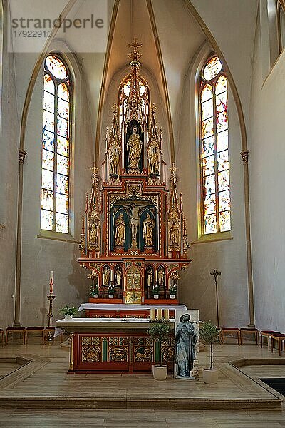 Innenansicht und Altarraum der neugotischen St. Marien Kirche in Neustadt an der Weinstraße  Rheinland-Pfalz  Deutschland  Europa