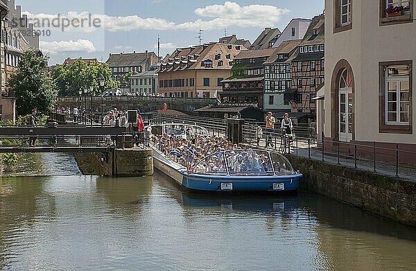 Ausflugsboot auf der Ill  La Petite-France  Gerberviertel  UNESCO-Weltkulturerbe  Straßburg  Département Bas-Rhin  Elsass  Frankreich  Europa