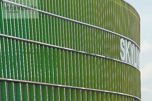 Moderne Fassade vom Gebäude Skyline Plaza an der Messe  grün  grüne  Streifen  Muster  Inschrift  Platz der Einheit  Bockenheim  Main  Frankfurt  Hessen  Deutschland  Europa