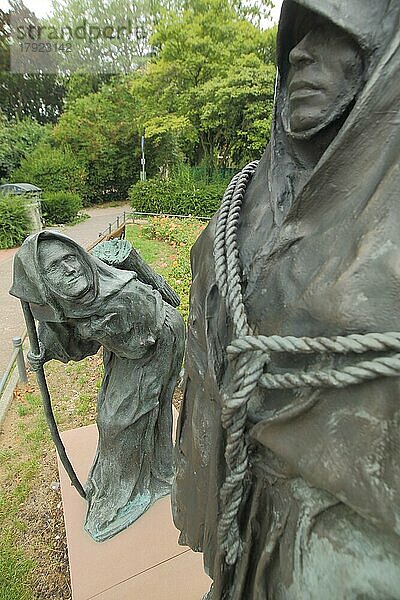 Skulptur Figuren Schelm von Bergen mit zwei Figuren  Schelmenburg  Bergen  Main  Frankfurt  Hessen  Deutschland  Europa