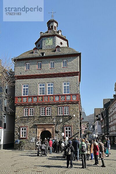 Historisches Rathaus erbaut 1590 und Touristen  Menschengruppe  Marktplatz  Herborn  Hessen  Deutschland  Europa