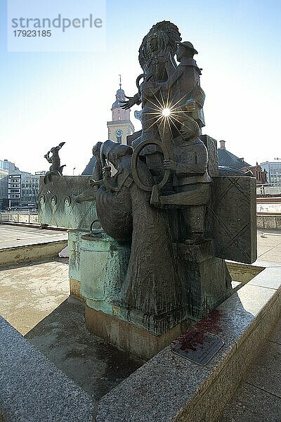 Struwwelpeter Brunnen in Gegenlicht  Figuren  Silhouette  Lichteinfall  Hauptwache  Innenstadt  Main  Frankfurt  Hessen  Deutschland  Europa