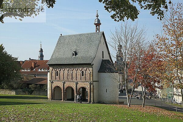 UNESCO karolingisches Kloster mit Königshalle im Herbst  Lorsch  Bergstraße  Hessen  Deutschland  Europa