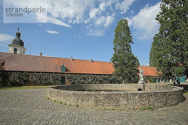 Innenhof mit Brunnen vom barocken Schloss Fasanerie in Eichenzell  Hessen  Deutschland  Europa