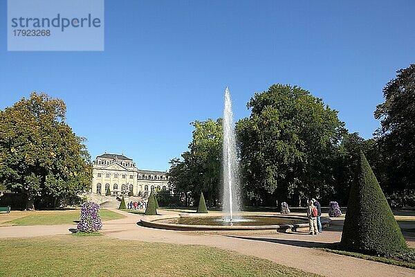 Schlosspark mit Orangerie und Springbrunnen mit Fontäne  Fulda  Hessen  Deutschland  Europa