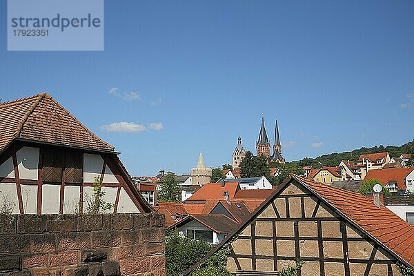 Blick von der Kaiserpfalz auf Stadtbild mit Marienkirche und Hexenturm in Gelnhausen  Hessen  Deutschland  Europa