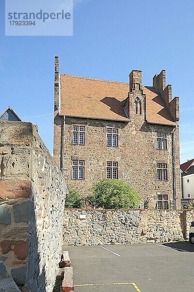 Historisches Steinhaus mit Stufengiebel  Fischgäßchen  Fritzlar  Hessen  Deutschland  Europa