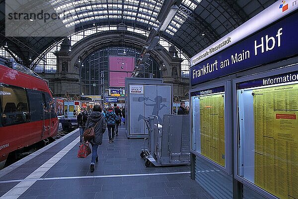 Bahnsteig mit Zug Fahrplan und Inschrift am Hauptbahnhof  Bahnhofshalle  innen  Information  Bahnhofsviertel  Main  Frankfurt  Hessen  Deutschland  Europa