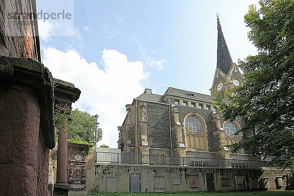 Neorenaissance Peterskirche mit Peterskirchhof Friedhof  Gräber  Innenstadt  Main  Frankfurt  Hessen  Deutschland  Europa