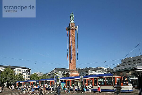Luisenplatz mit Ludwigsmonument mit Straßenbahn Haltestelle  Menschengruppe  Obelisk  Säule  Denkmal  Darmstadt  Bergstraße  Hessen  Deutschland  Europa