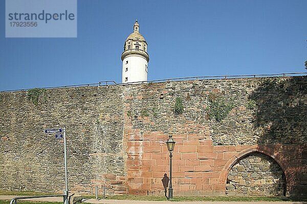 Turm vom Renaissance Altes Schloss mit historischer Stadtmauer und Torbogen  Höchst  Main  Frankfurt  Hessen  Deutschland  Europa