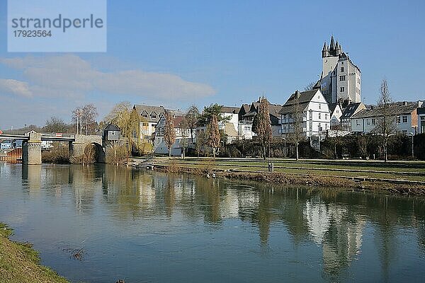 Blick auf Diez an der Lahn mit Wahrzeichen Grafenschloss und Alte Lahnbrücke  Diez  Hessen  Deutschland  Europa