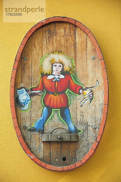 Gemälde vom Struwwelpeter mit Apfelwein Tradition aus Weinfass vor dem Lokal  Krug  Affentorplatz  Alt-Sachsenhausen  Sachsenhausen  Main  Frankfurt  Hessen  Deutschland  Europa