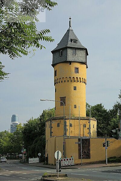 Gotischer Wartturm Sachsenhäuser Warte  Sachsenhausen  Main  Frankfurt  Hessen  Deutschland  Europa