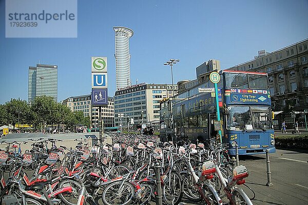 City Tour Sightseeing Bus am Hauptbahnhof mit Stellplatz für Fahrräder  Leihräder  Unordnung  Bundesbahn DB und Westend-Tower  Parkplatz  Omnibus  Tourist  Stadtrundfahrt  U-Bahn  S-Bahn  Schilder  Stadt  Bahnhofsviertel  Main  Frankfurt  Hessen  Deutschland  Europa