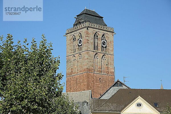 Turm und Wahrzeichen der gotischen Stadtkirche in Bad Hersfeld  Hessen  Deutschland  Europa